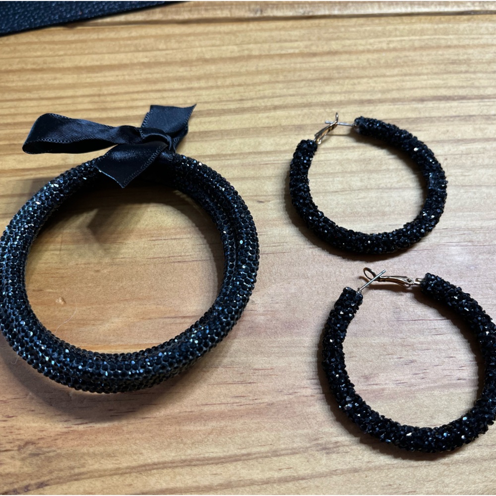 Three piece jewelry set